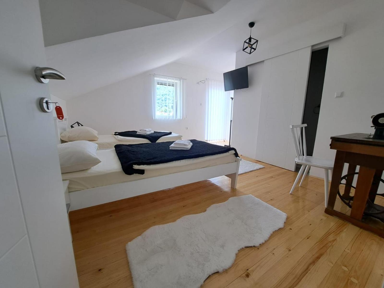Bed and Breakfast Sobe Zizi Jajce Exterior foto