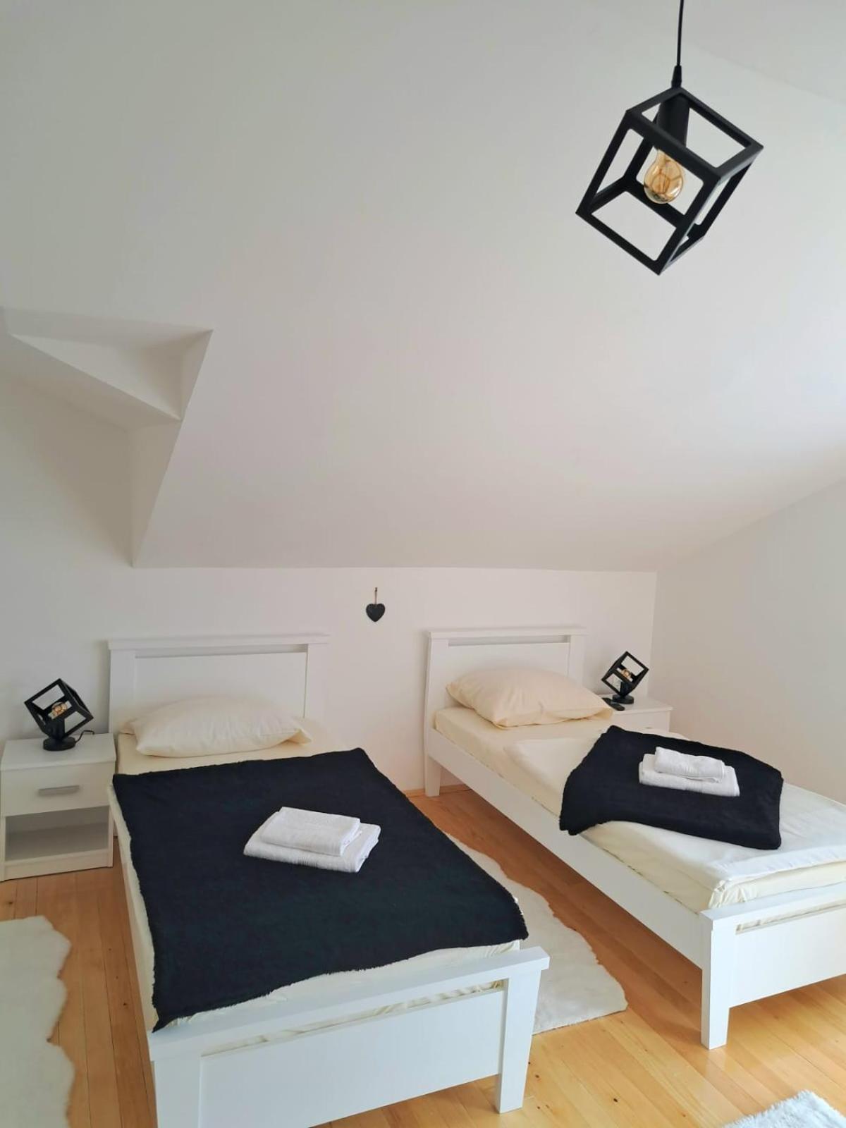 Bed and Breakfast Sobe Zizi Jajce Exterior foto