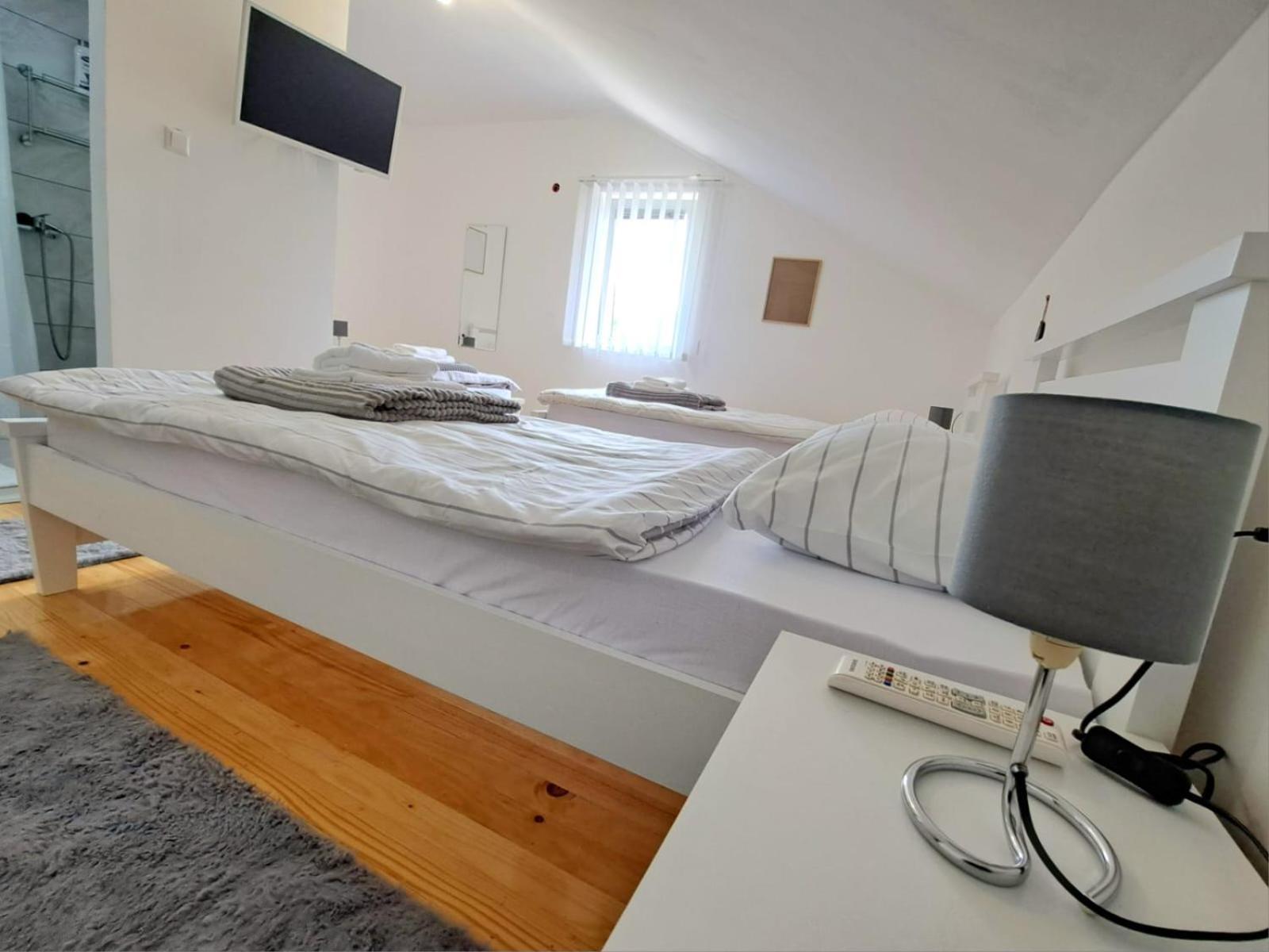 Bed and Breakfast Sobe Zizi Jajce Exterior foto