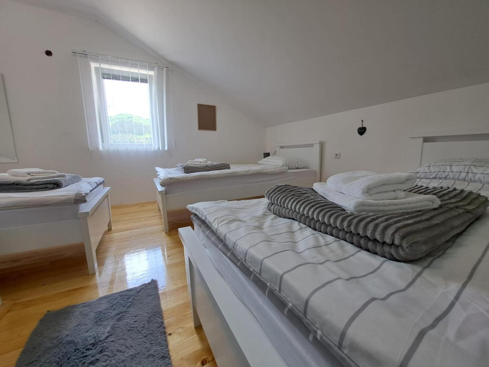 Bed and Breakfast Sobe Zizi Jajce Exterior foto