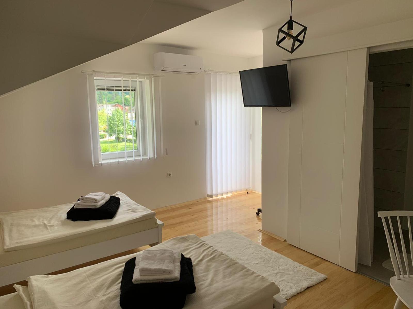 Bed and Breakfast Sobe Zizi Jajce Exterior foto
