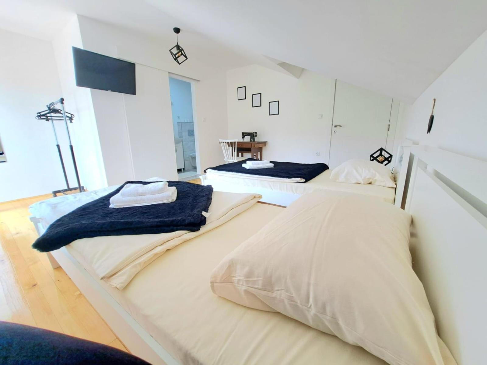 Bed and Breakfast Sobe Zizi Jajce Exterior foto