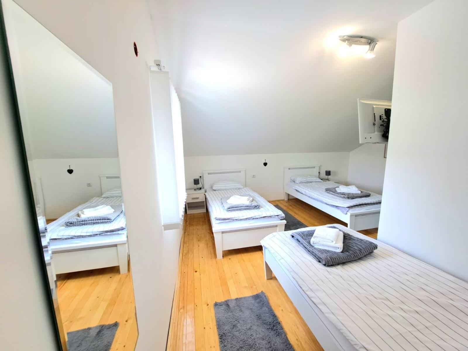 Bed and Breakfast Sobe Zizi Jajce Exterior foto
